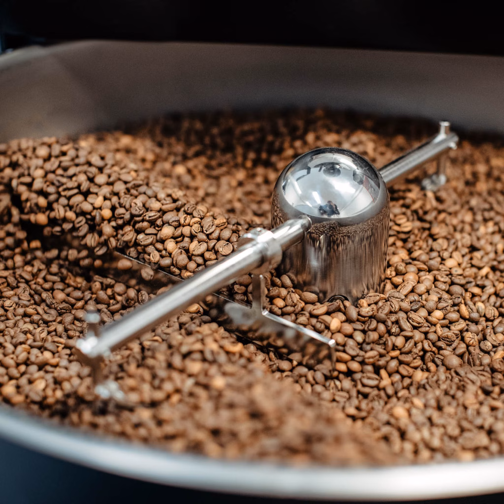 Close-Up-Foto: Rösten von Kaffeebohnen in einer Trommel